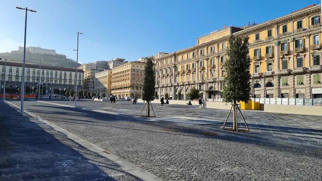 Arrestato a Napoli un 42enne dopo aver molestato una giovane in piazza Municipio: la fuga frustrata dagli…