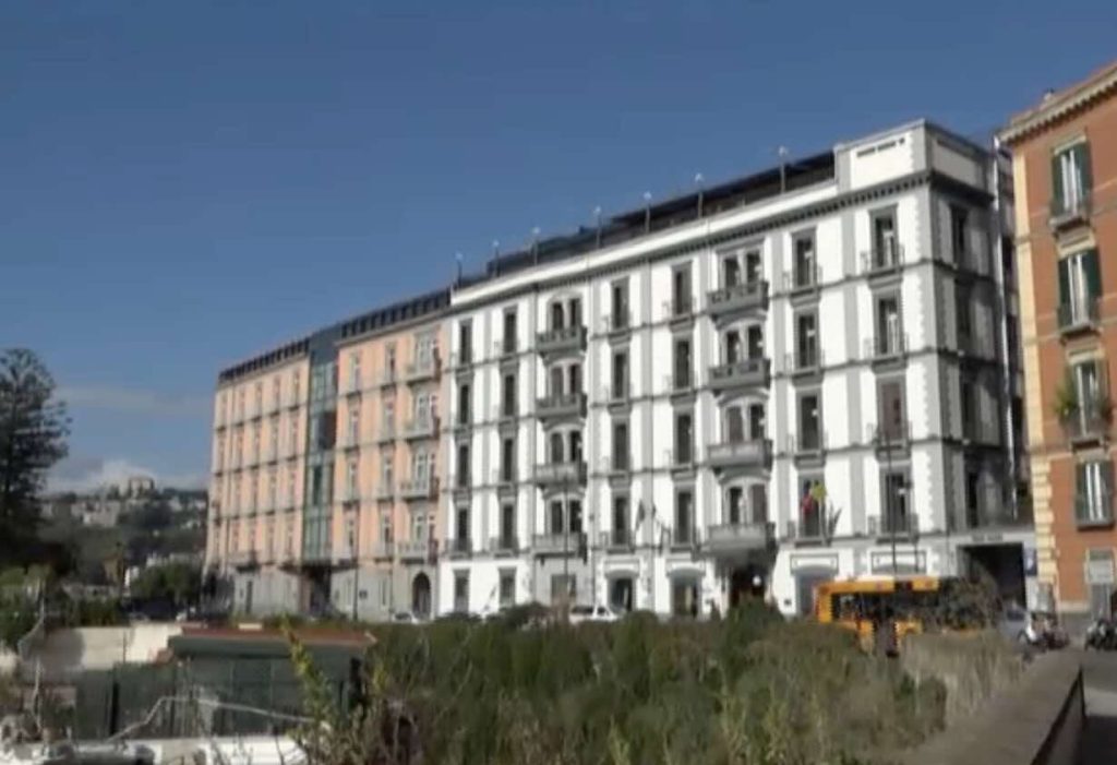 Scoperta inquietante a Napoli: figlio nasconde il corpo della madre in casa dopo la morte naturale.