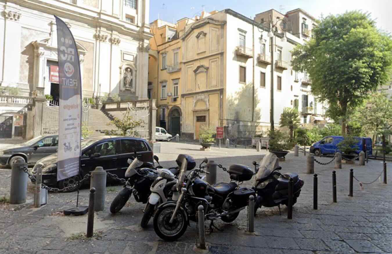 Scippa una donna a Napoli, scappa su scooter rubato e investe un agente: è finita in manette