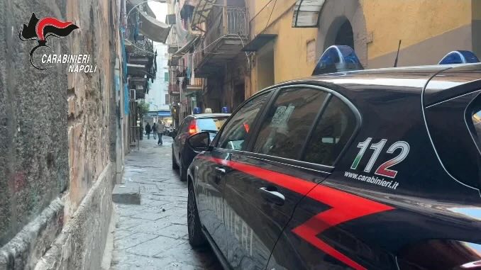 Giovane arrestato a Napoli: minaccia il gemello e la nonna con un coltello