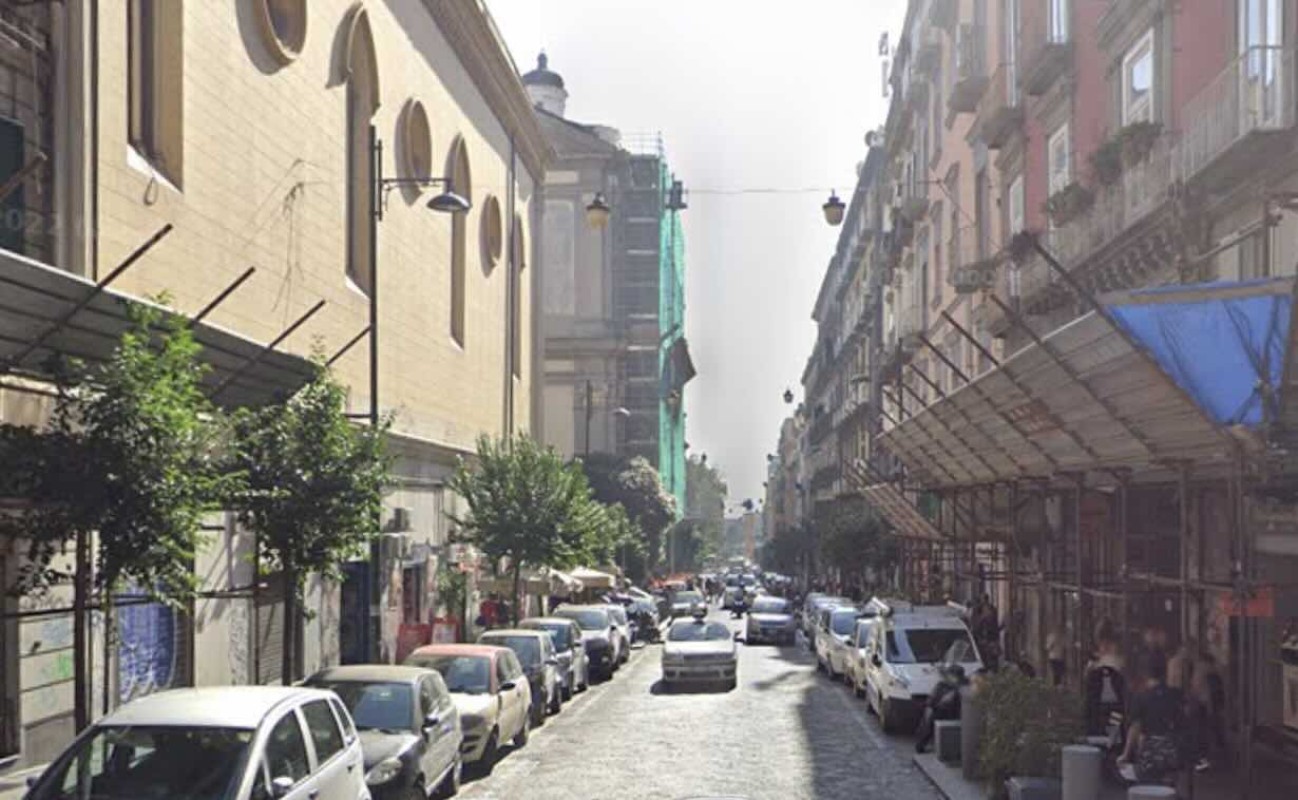Studentessa Erasmus aggredita in via Duomo: Napoli in allerta e caccia all’aggressore