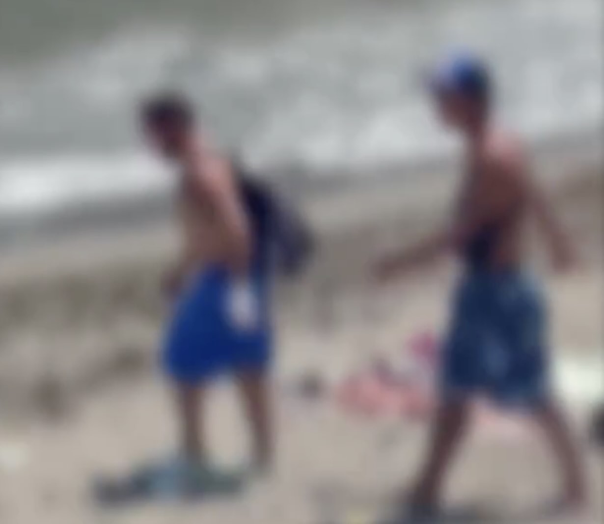 Giovani in spiaggia a Napoli, cellulare scomparso: scoppia la polemica dopo il video ai carabinieri