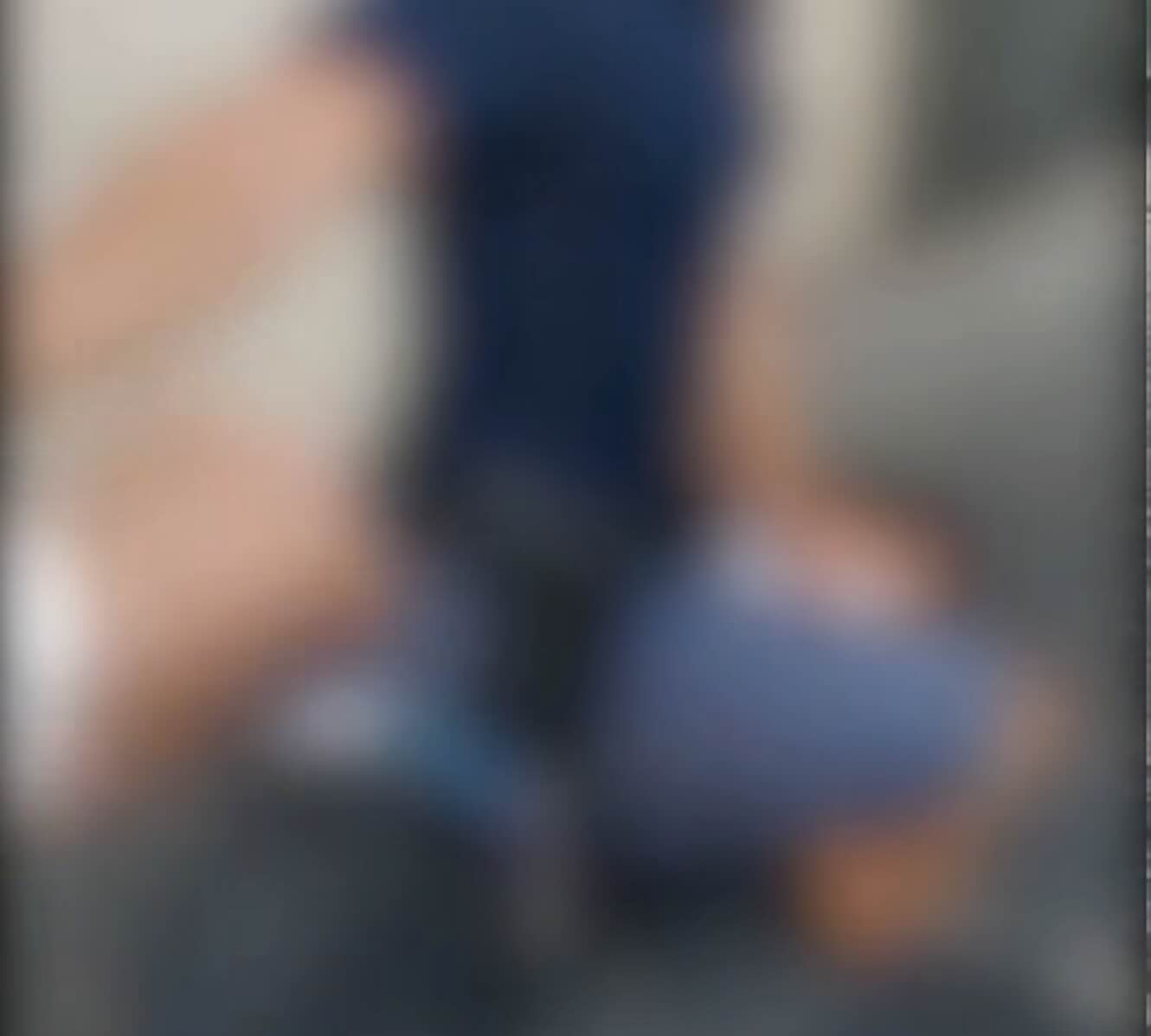 Porta Capuana in festa: i cittadini applaudono la Polizia che ferma gli scippatori