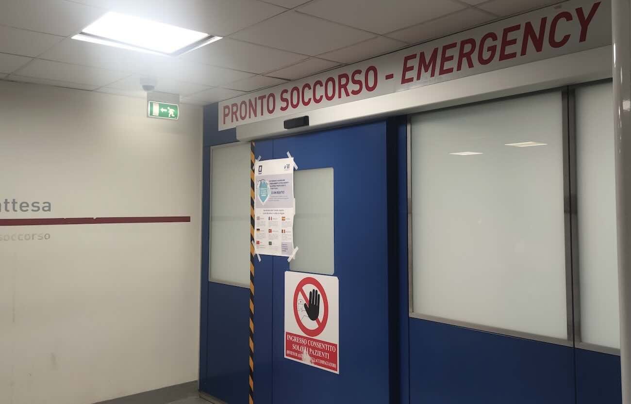 Napoli, ombre sul Pronto Soccorso: un uomo in condizioni critiche dopo il volo dalla rampa