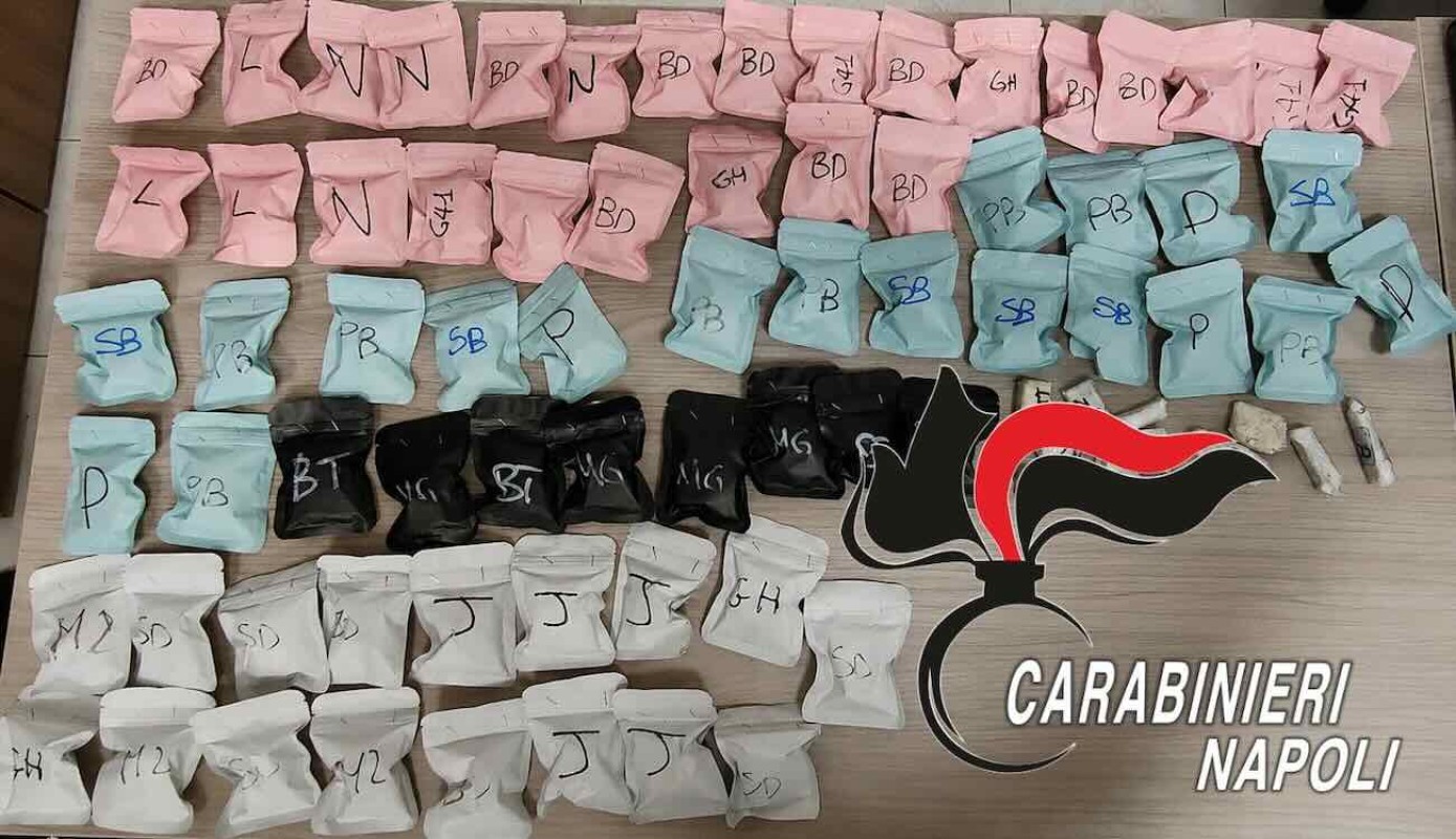 Coppia di genitori ai domiciliari a Napoli: sorprendente scoperta mentre consegnano dosi con il figlio al…