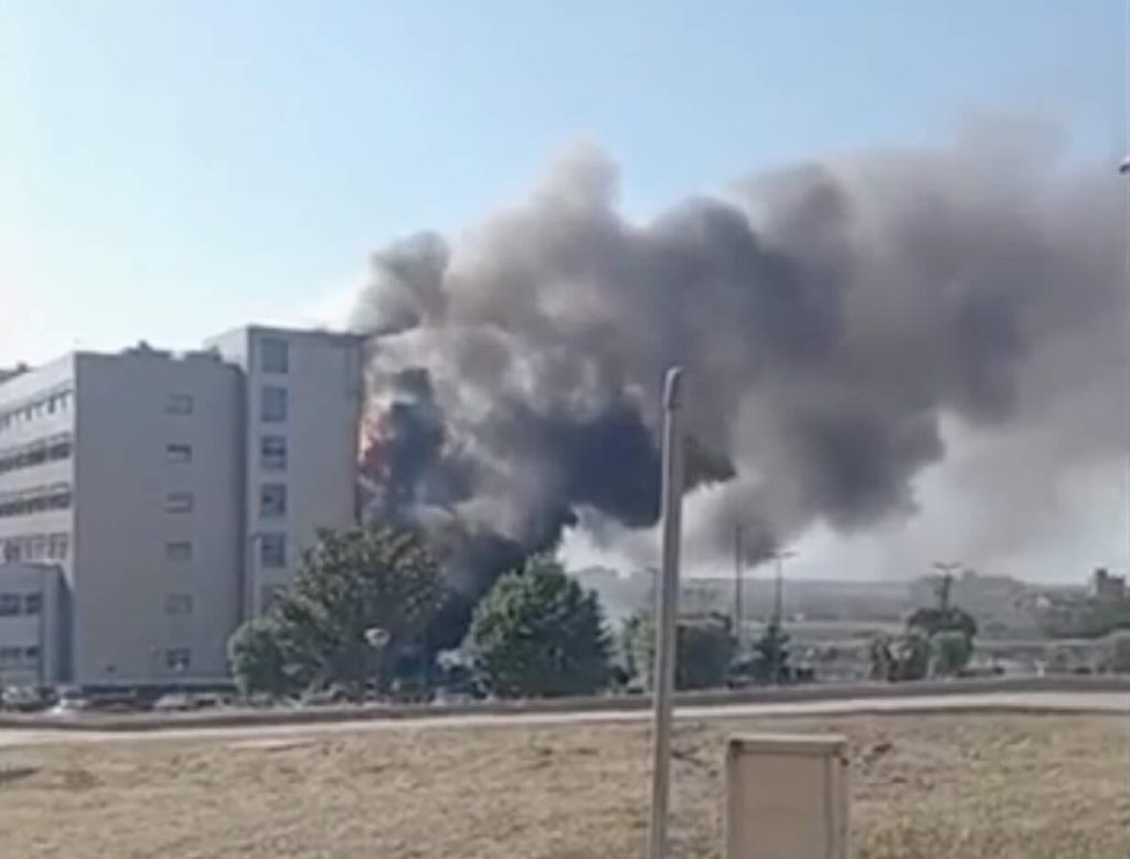 Fiamme all’Ospedale del Mare: cittadini allarmati dalla colonna di fumo visibile in tutta Napoli Est