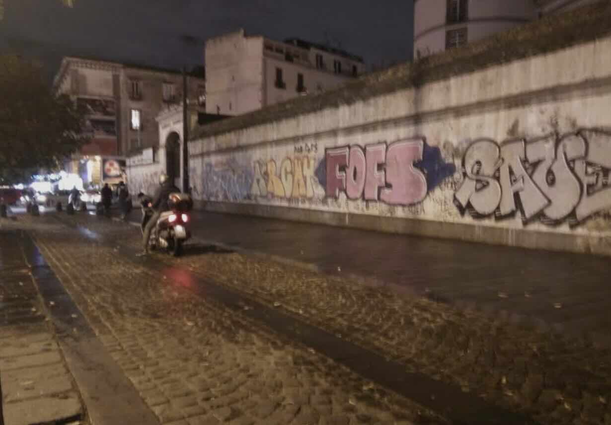 Napoli, un 48enne ucciso in via Rossaroll: indagini in corso