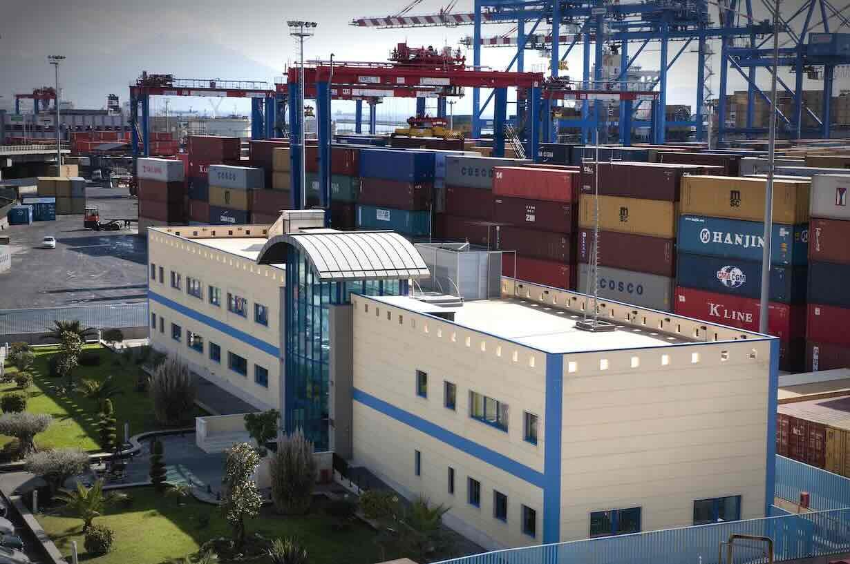 Napoli, tragedia nel porto: operaio schiacciato da un container, situazione critica