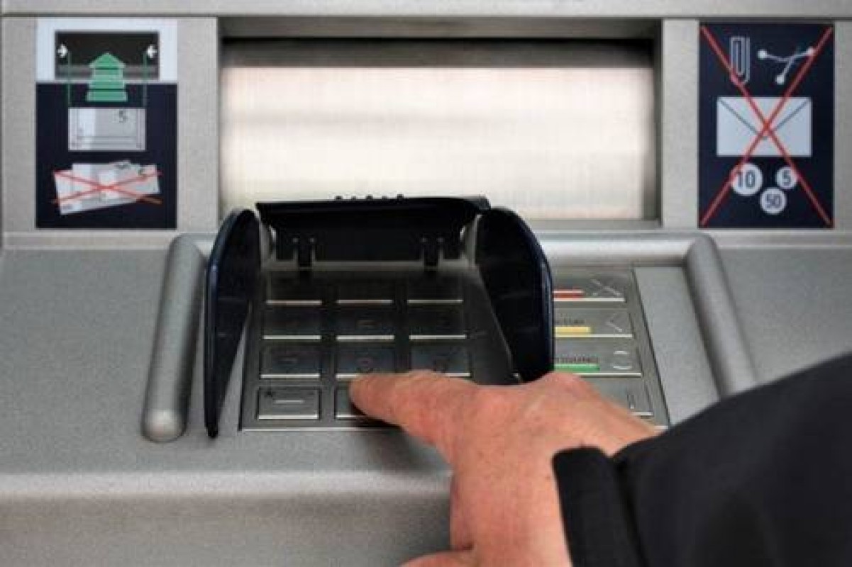 Cappuccio sulla testa e bancomat: arrestato il ladro a Napoli
