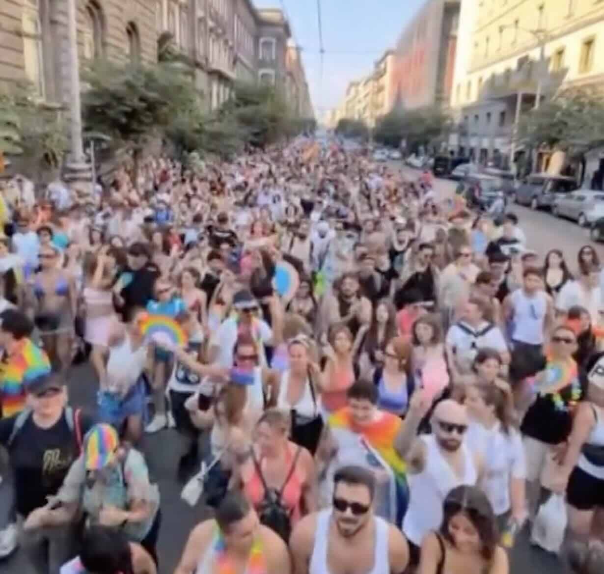 Napoli in festa: oltre cinquantamila persone sfilano per i diritti al Pride