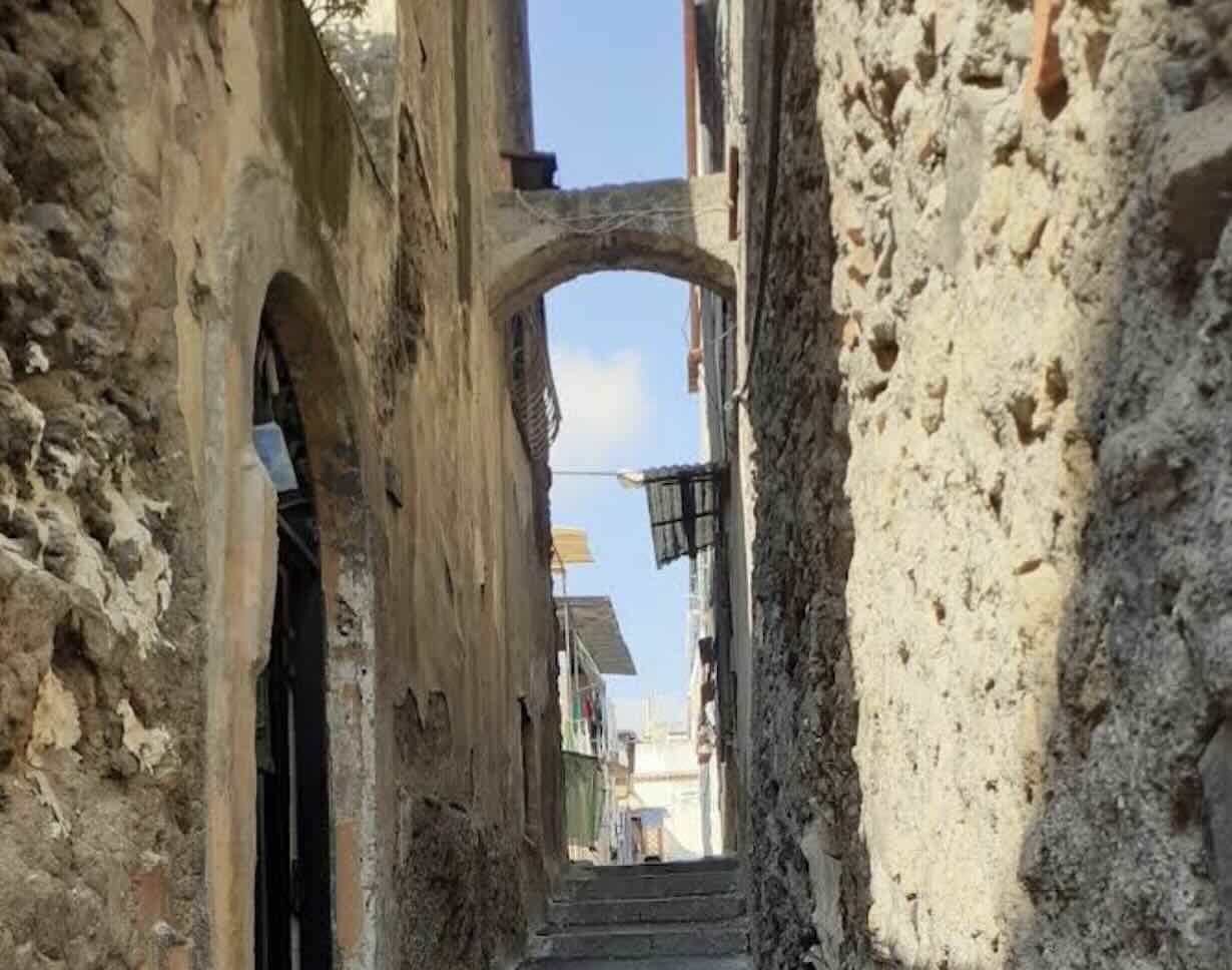 Torre del Greco in allerta: colpi d’arma da fuoco scuotono il centro città