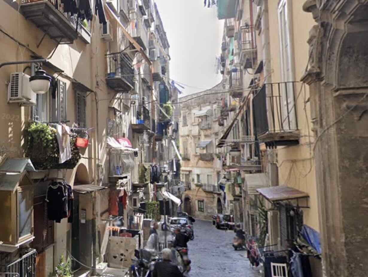 Paura ai Quartieri Spagnoli: sparatoria in via Mancini Oliva, residenti in allerta