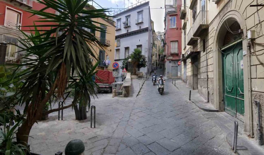Spari nella notte ai Quartieri Spagnoli: allerta tra i residenti di via San Carlo alle Mortelle