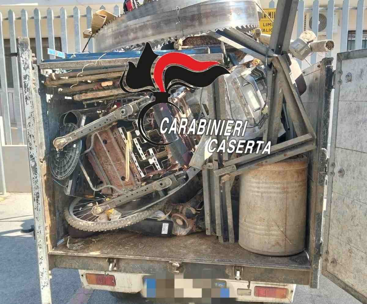 Parete, 73enne denunciato per trasporto illecito di rifiuti metallici: scatta il sequestro del mezzo