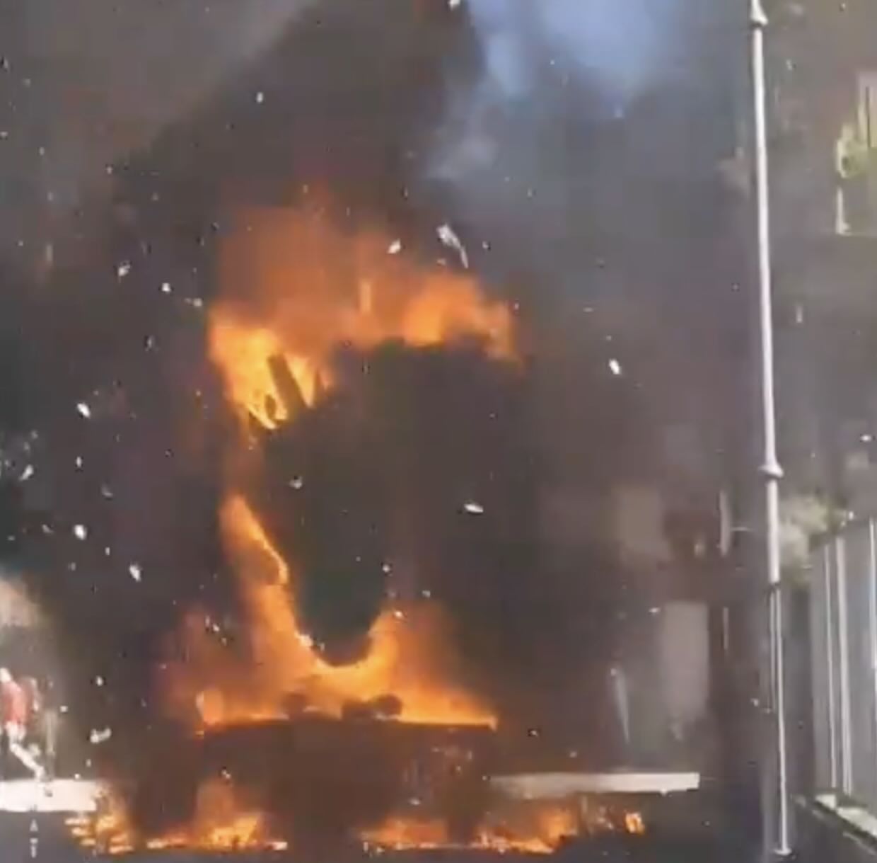 Casoria, misterioso incendio di un’auto: residenti allarmati e indagini in corso