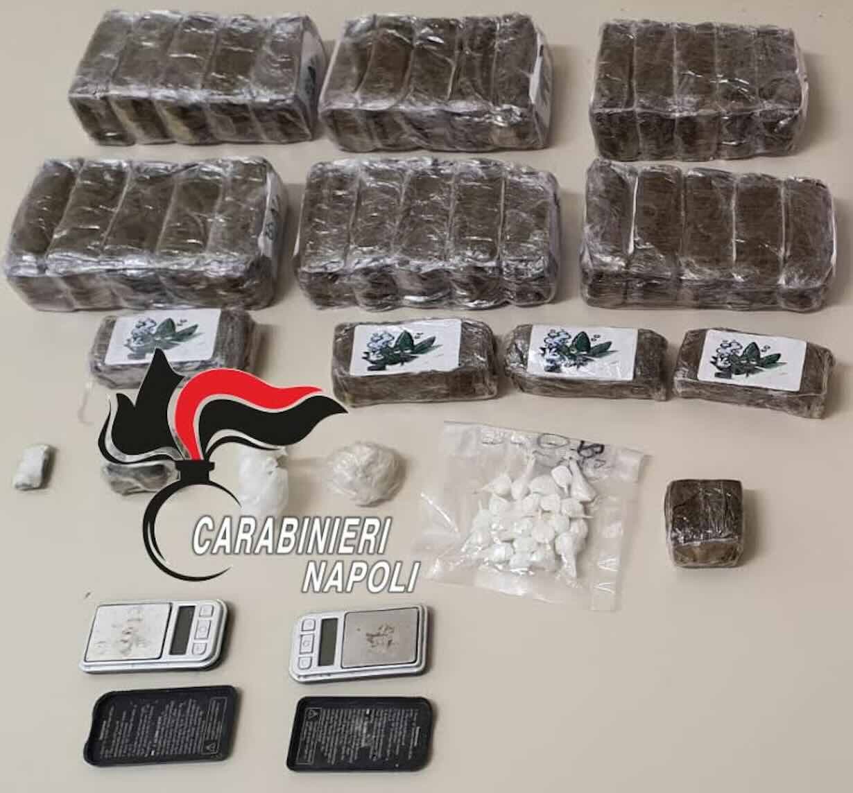 Padre e figlio arrestati a Pianura: scoperto traffico di droga per il clan locale