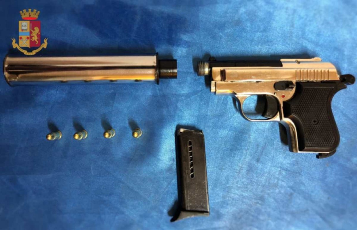Pianura, 17enne fermato con pistola clandestina: scattano le manette