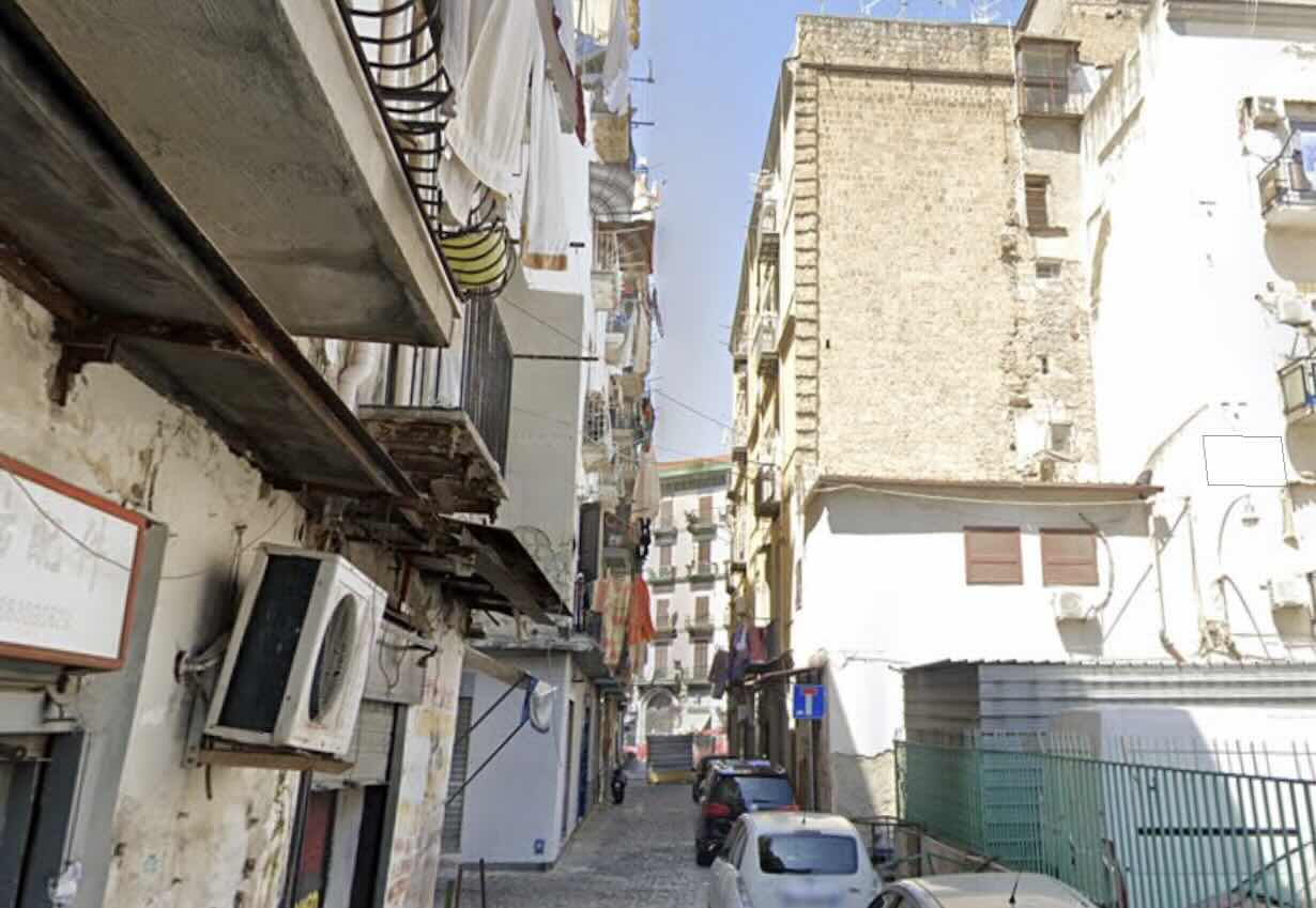Inseguimento da film a Napoli: due ragazzi di 16 anni arrestati dopo aver investito poliziotti