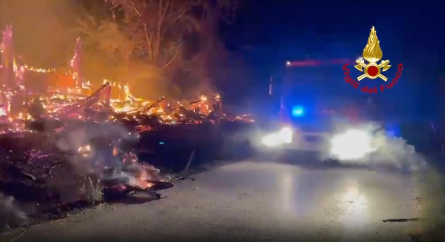 Fiamme nel Parco di Longola a Poggiomarino: distrutto un casolare abbandonato