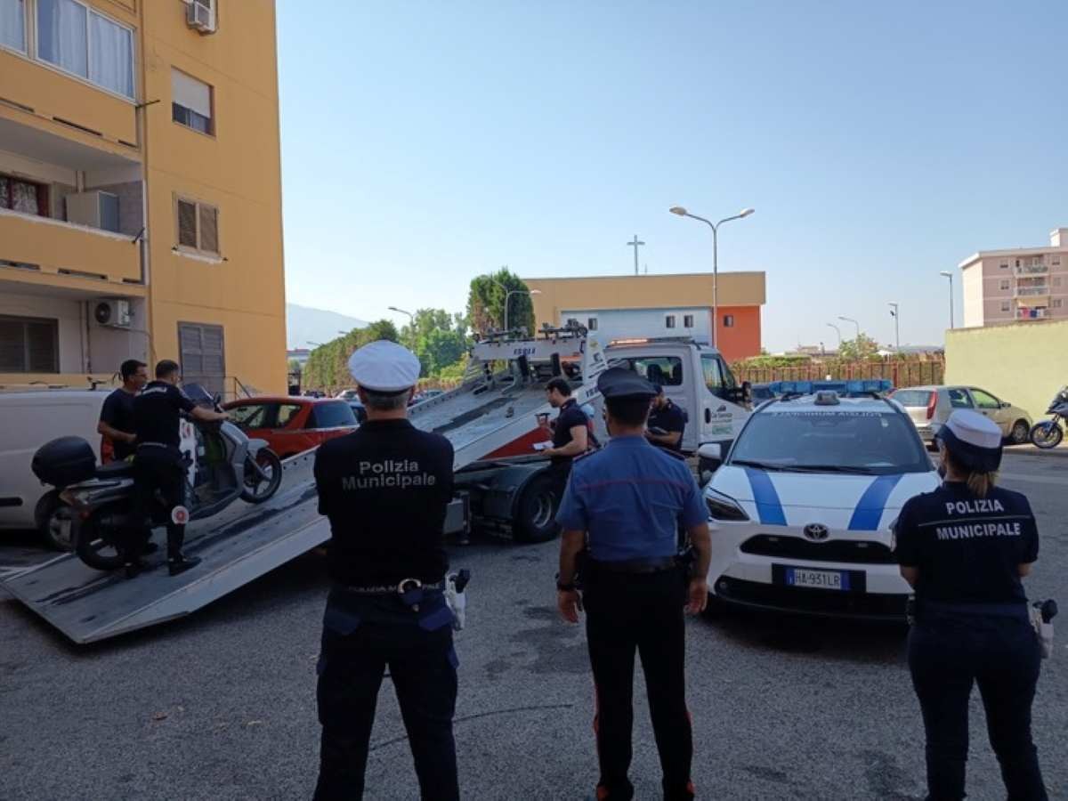 Pomigliano, blitz nel Parco Partenope: sgomberi e denunce per allacci abusivi