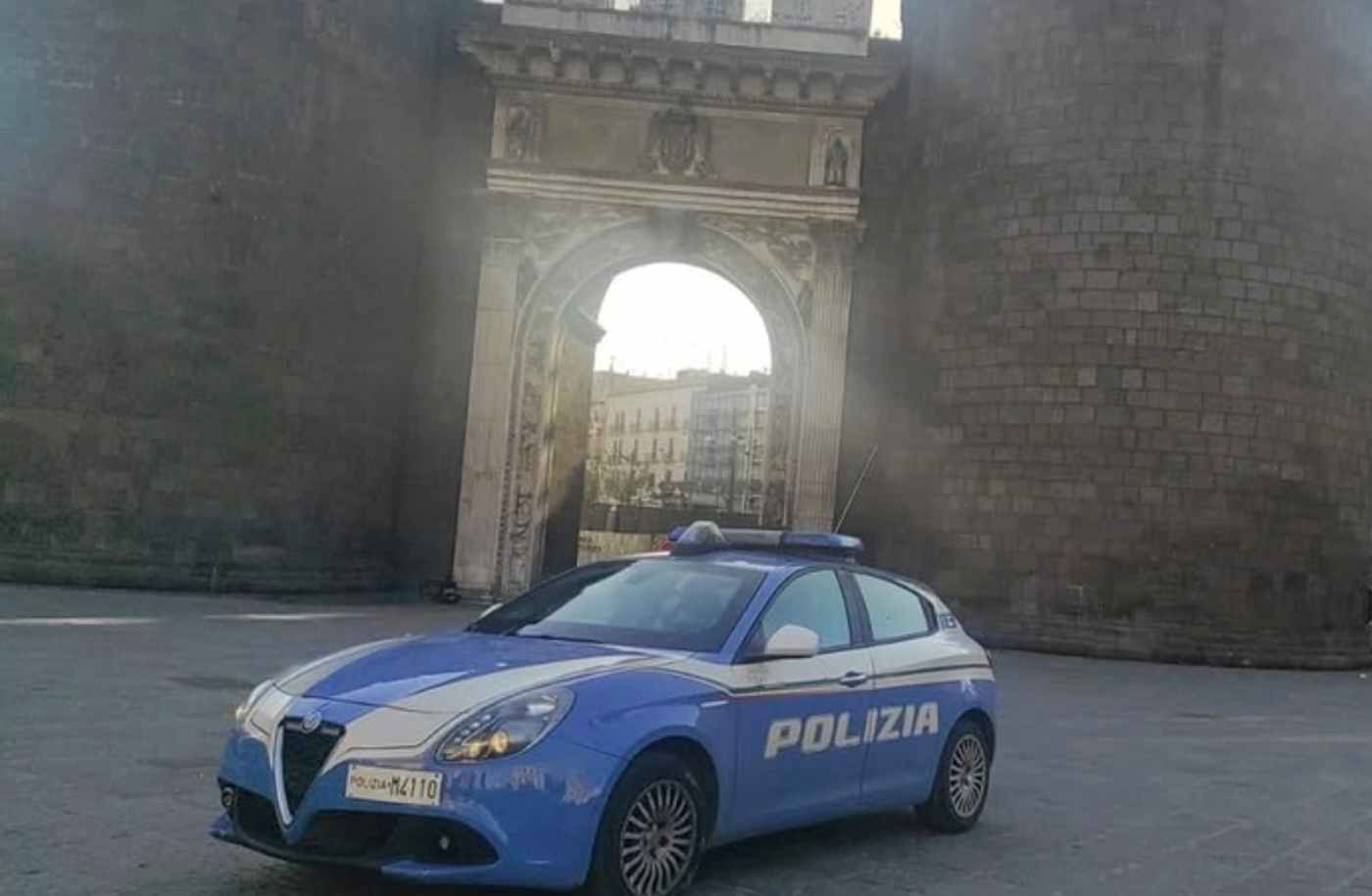 Arrestato 22enne a Porta Capuana: rapina con spray urticante a coppia, paura tra i passanti