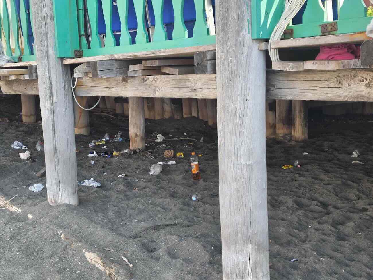 Posillipo, spiaggia di Donn’Anna in crisi: residenti denunciano rifiuti e abbandono