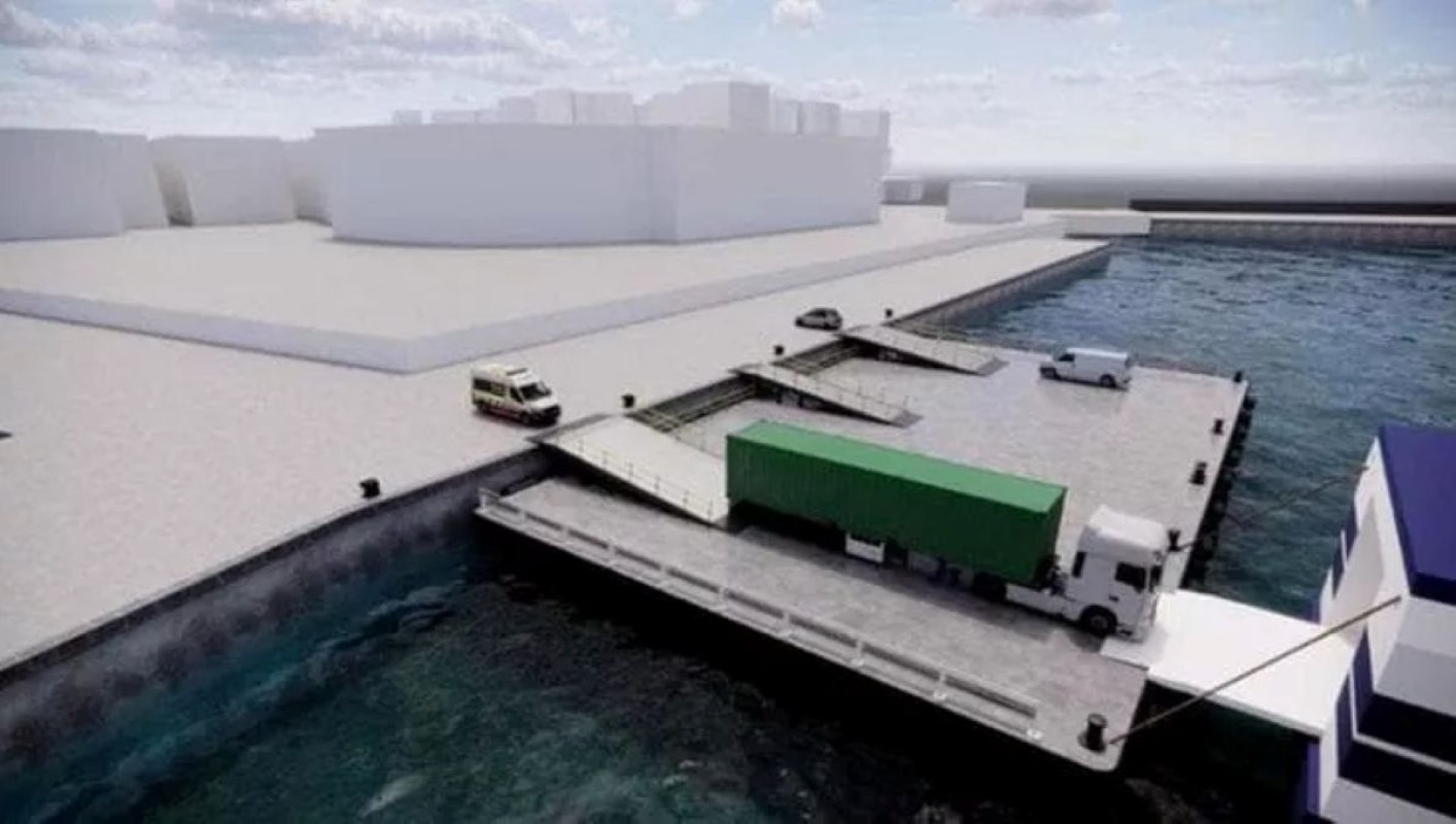 Pozzuoli, il pontone galleggiante torna in opera: ripartono i lavori al porto e la speranza dei commercianti