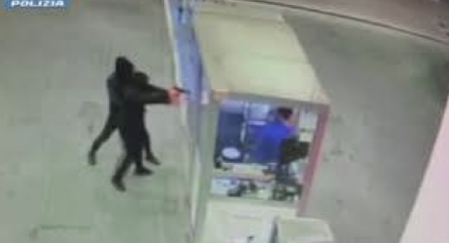 Settore giovanile in crisi: rapine in serie tra Napoli e Salerno, due minorenni fermati dopo 25 colpi