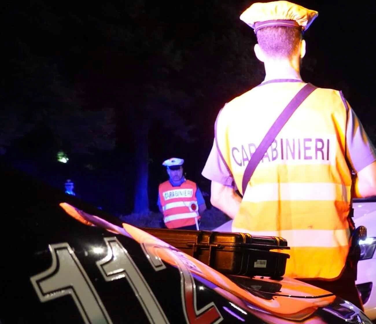 Aversa, furto audace: 48enne preso con dodici sedie del bar nella sua auto
