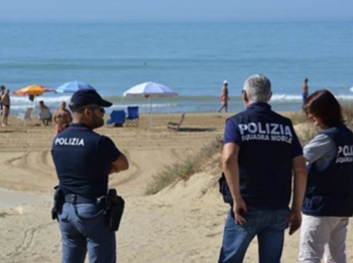 Salerno, uomo arrestato dopo molestie sessuali in spiaggia