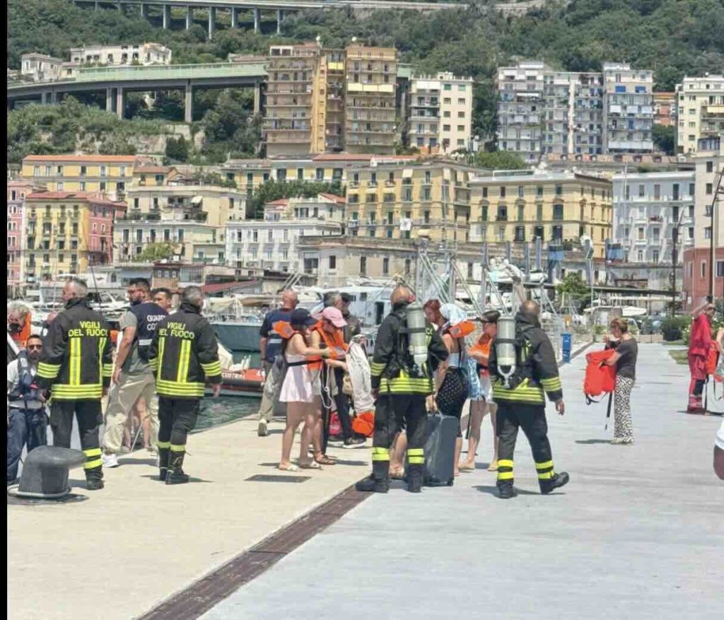 Incendio su traghetto a Salerno: donna incinta soccorsa al molo Manfredi