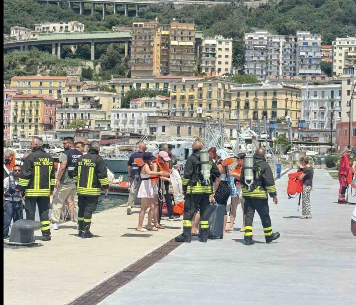 Incendio su traghetto a Salerno: donna incinta soccorsa al molo Manfredi