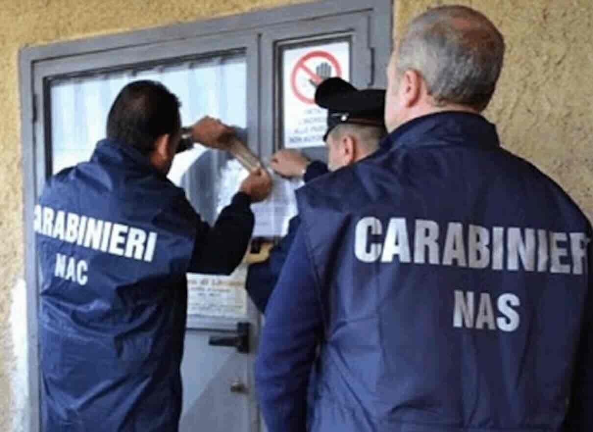 Salerno, controlli del NAS sulla movida: chiusi cinque locali, irregolarità per l’80% delle attività