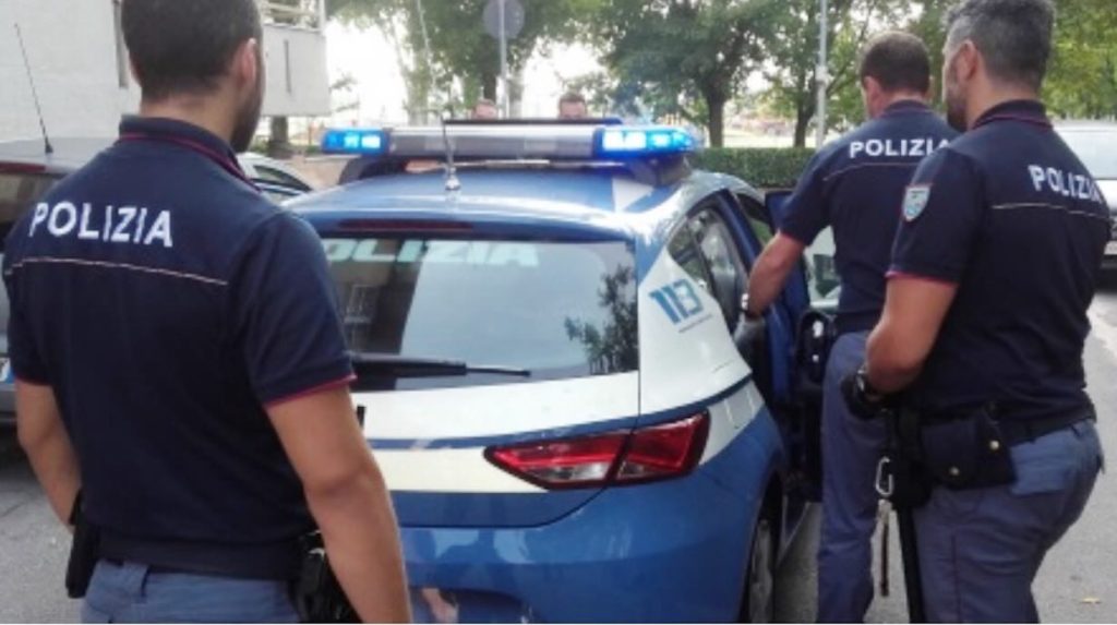 San Giorgio, aggressione in condominio: uomo bloccato dopo aver minacciato una donna e aggredito i poliziotti