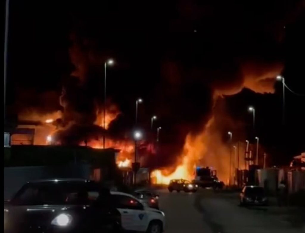 Sarno, incendio alla Termoplast: Arpac in campo per monitorare diossine e polveri sottili