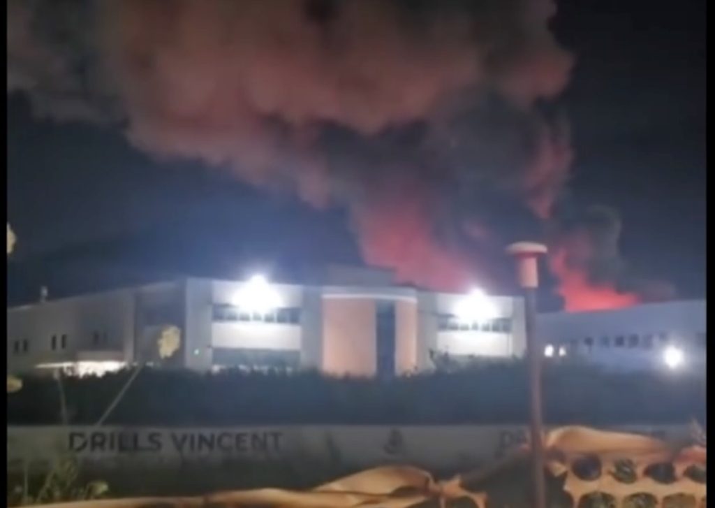 Sarno, incendio devastante alla Termoplast: fiamme di plastica e nube nera avvolgono il cielo