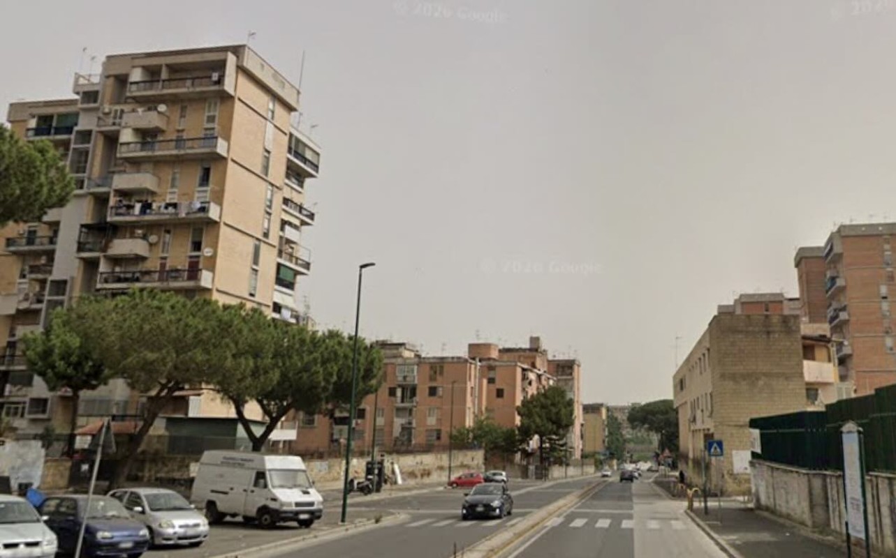 Scampia, grave episodio di violenza: accoltellato un giovane in strada durante una rapina