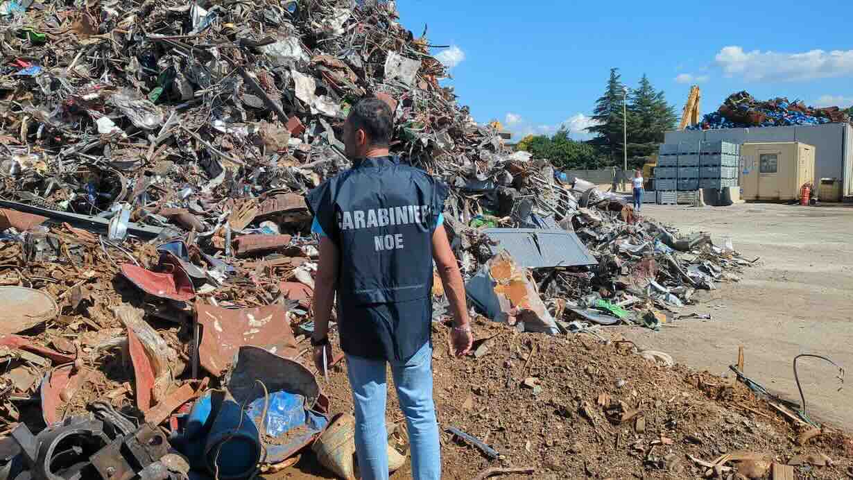 Scampia, blitz delle forze dell’ordine: chiusa azienda di recupero rifiuti con irregolarità