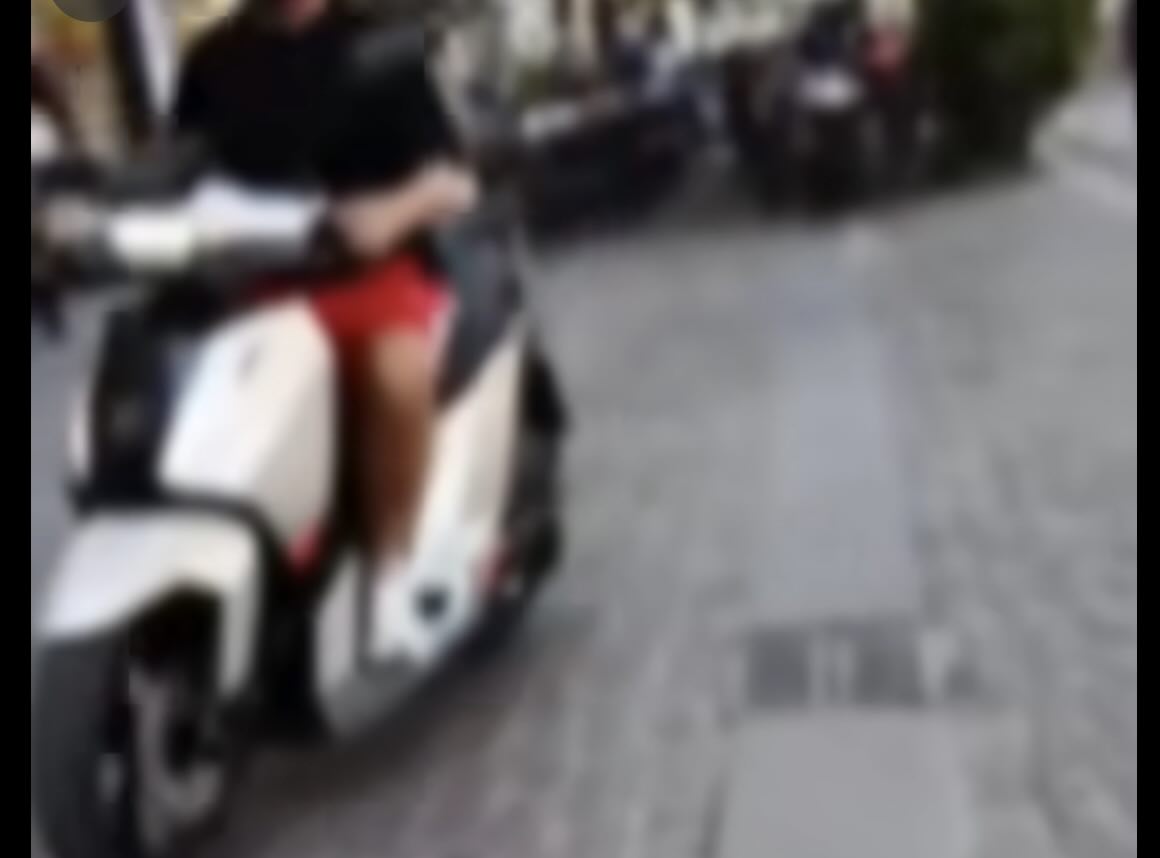 Via Foria nel caos: scooteristi temerari infastidiscono i residenti, sono necessarie misure immediate!