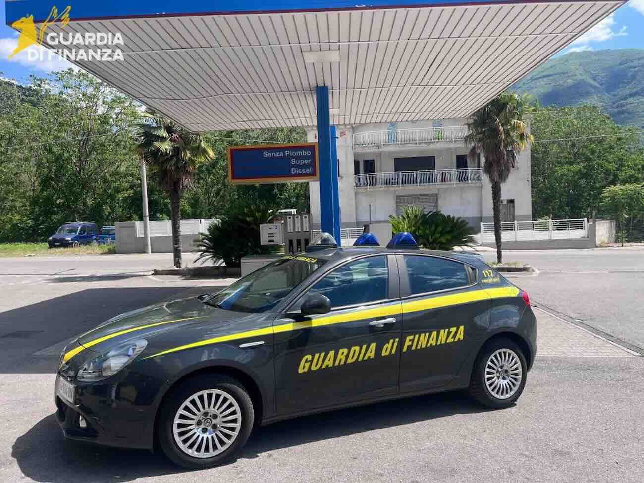 Sfruttamento al distributore di carburante: titolare denunciato in provincia di Avellino