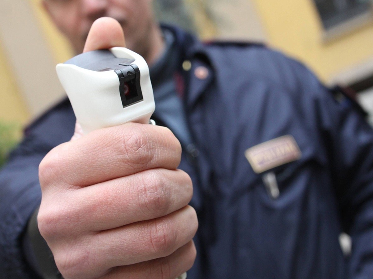 Napoli, scippatore minorenne fermato: spray urticante contro una coppia per rubare oro e cellulare