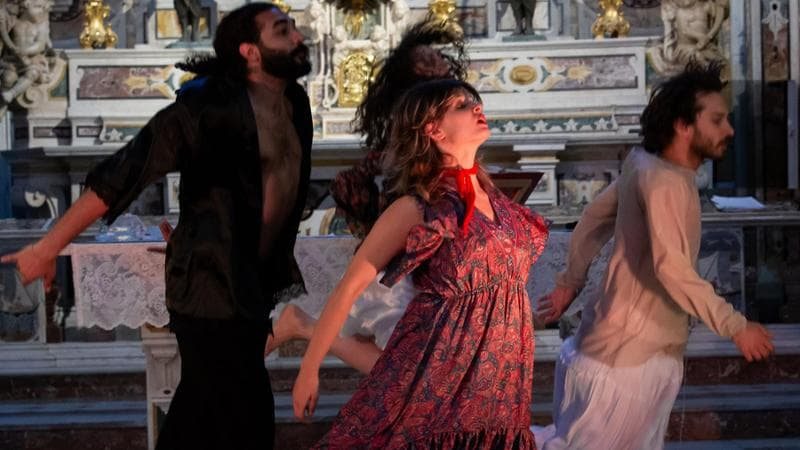 A Napoli si vola tra illusioni e paure: lo spettacolo che mette a nudo il ‘mal di futuro’