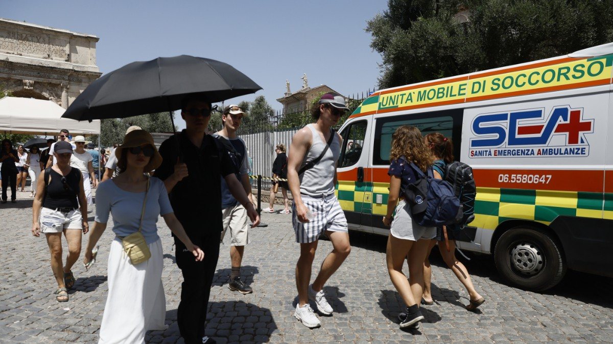 Caldo Estremo a Napoli: Blackout, Morti e Allerta Sanitaria