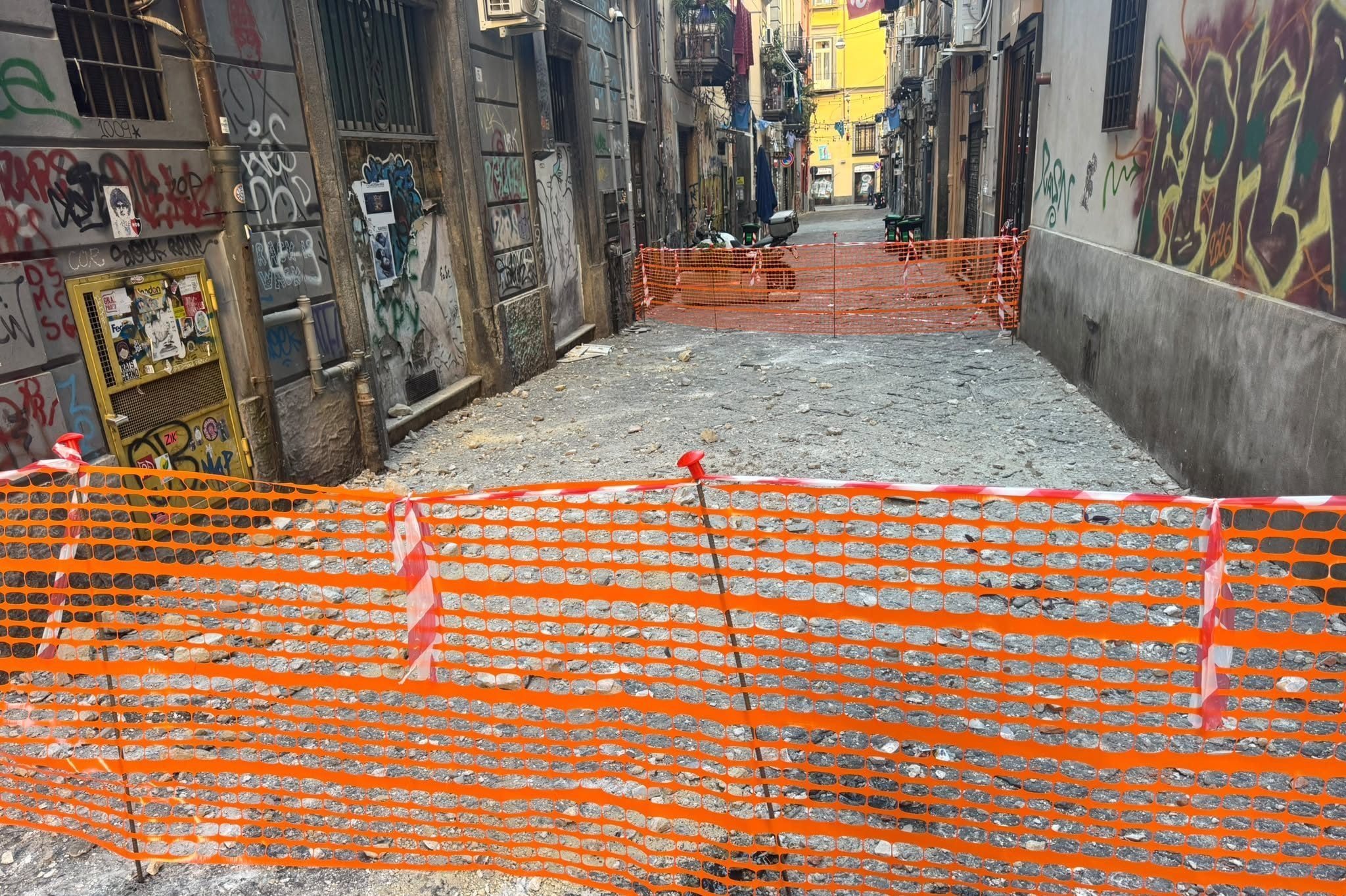 Crollo calcinacci a Napoli: chiusura dei baretti e la sicurezza che vacilla
