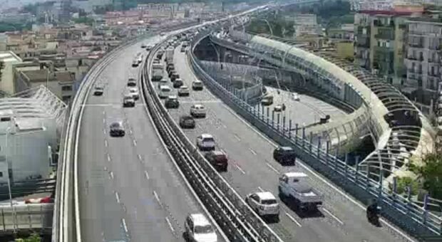 Incidenti in Tangenziale: Traffico e Sicurezza Stradale a Napoli Sotto Accusa