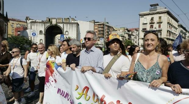 Napoli Pride 2026: Festa di colori tra ombre di violenza e odio