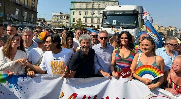 Napoli Pride: festa di colori e un messaggio di pace contro l’odio