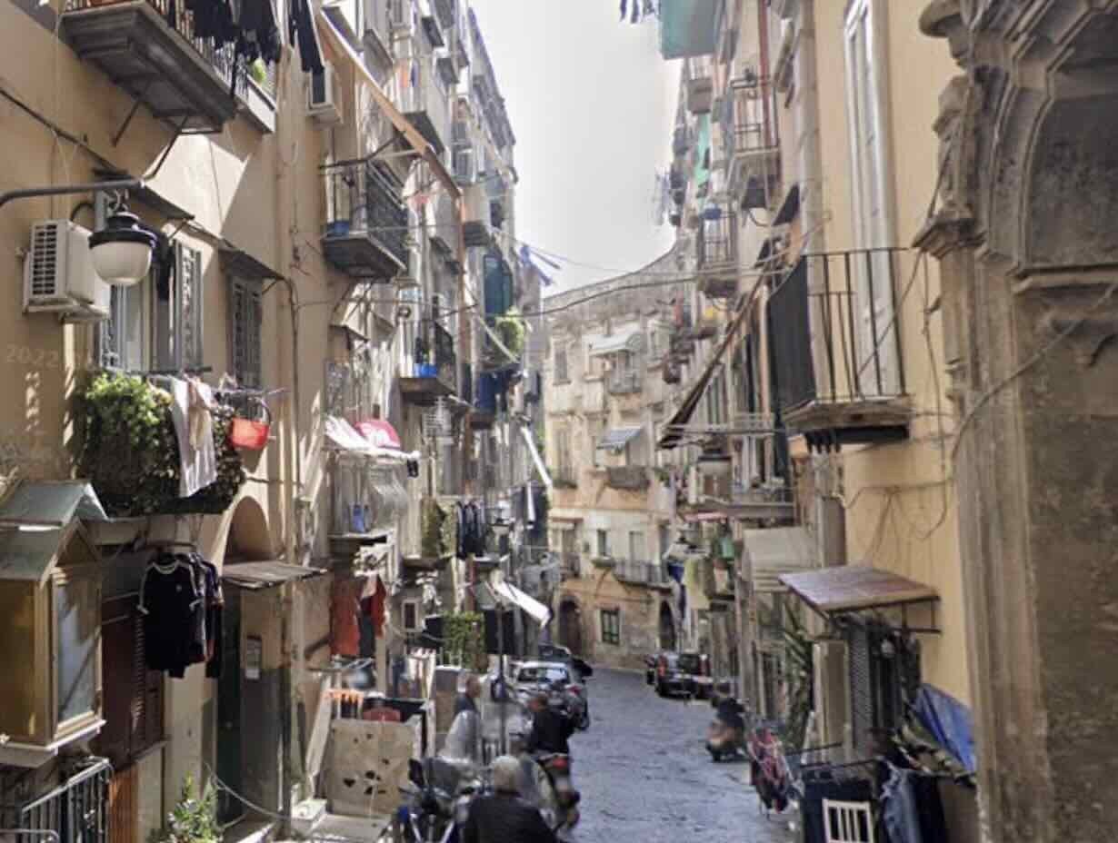 Spari ai Quartieri Spagnoli: un segnale inquietante di degrado e insicurezza