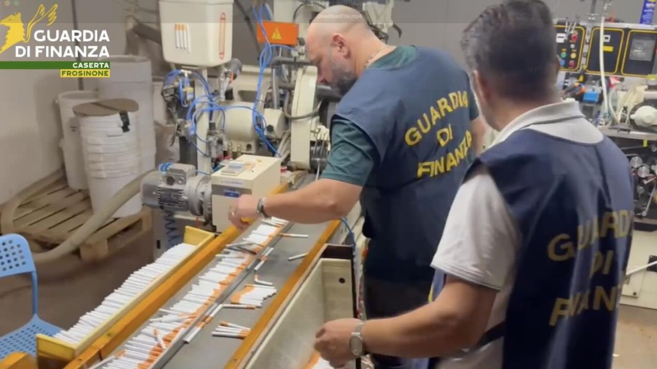 Blitz della Finanza a Napoli: chiuso un opificio che produceva milioni di sigarette al giorno