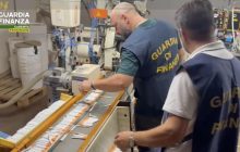 Blitz della Finanza a Napoli: chiuso un opificio che produceva milioni di sigarette al giorno